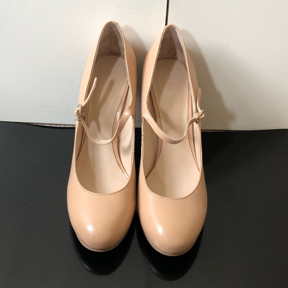 Nine West Mary Jane Nude Pumps size 6